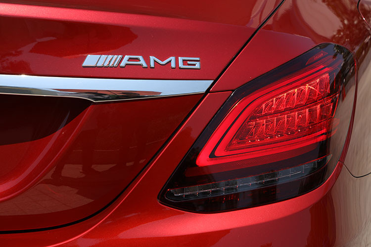 Ngoài thiết kế cụm đèn trước, C180 AMG còn khác C300 AMG ở 2 điểm. Mâm xe 18 inch với 5 chấu kép có đồ họa ngôi sao bạc trên nền xám thay vì nền đen như C300 AMG. Và C180 AMG sử dụng viền mạ chrome cùng kính trong suốt thay vì gói Night package.