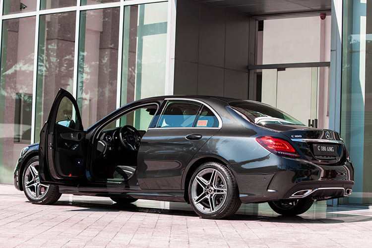 Khách hàng có thể lựa chọn 5 màu ngoại thất cho Mercedes-Benz C108 AMG mới bao gồm Trắng Polar, Đen Obsidian, Đỏ Hyacinth, Xanh Cavansite và Xám Graphite, cùng với 2 gam màu nội thất là Đen và Vàng Silk.