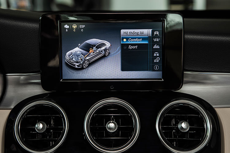 Xe được hỗ trợ sạc điện thoại không dây qua chuẩn Qi và kết nối Apple CarPlay/Android Auto, giúp khách hàng yêu công nghệ có nhiều lựa chọn về dẫn đường, giải trí hơn khi lái xe. C180 AMG vẫn có thiết kế chìa khóa mới và nút Khởi động sang trọng, tinh xảo hơn.