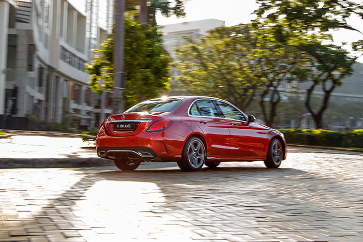 C180 tăng tốc từ 0 – 100 km/h trong vòng 8,6 giây, nhanh hơn nhiều mẫu xe phổ thông sử dụng động cơ nạp khí tự nhiên dung tích 2.5 lít. C180 AMG nhẹ hơn C200 trước đây 65 kg, tương đương với việc chở ít hơn một người lớn. Xe vẫn sử dụng hộp số tự động 9 cấp 9G-TRONIC trứ danh và hệ dẫn đồng cầu sau, mang đến trải nghiệm lái thú vị đậm chất Đức.