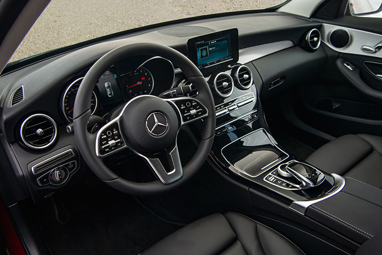 Khoang nội thất của C180 AMG được ốp gỗ bóng Piano màu đen bóng kết hợp với ốp nhôm thể thao, mang đến sự tương phản thú vị và điểm nhấn thiết kế. Xe được bọc da ARTICO với màu Đen hoặc Vàng silk. Các nút bấm và bảng điều khiển được hoàn thiện cao cấp, tỉ mỉ đặc trưng của một chiếc xe sang Mercedes-Benz.
