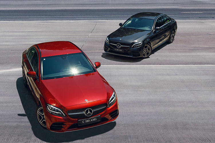 Bổ sung thêm gói AMG Line, giá xe Mercedes-Benz C180 AMG tăng lên mức 1,499 tỷ đồng, cao hơn bản C180 tiêu chuẩn cũ 100 triệu đồng. Như vậy, C-Class tại Việt Nam hiện có 3 phiên bản đi kèm giá bán: Mercedes-Benz C180 AMG: 1,499 tỷ đồng. Mercedes-Benz C200 Exclusive: 1,699 tỷ đồng. Mercedes-Benz C300 AMG: 1,969 tỷ đồng.
