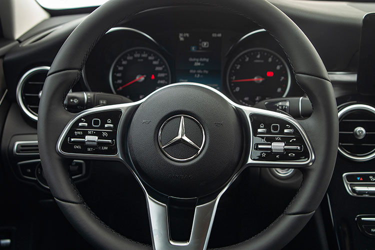 C180 AMG được trang bị tay lái với thiết kế mới, tích hợp 2 nút điều khiển cảm ứng trên tay lái (Touch Control Buttons), giúp người lái dễ dàng điều khiển các tính năng của xe mà không bị sao nhãng. Tính năng Ga tự động (Cruise Control), Giới hạn tốc độ (Speed Limit) nay cũng được tích hợp lên tay lái.