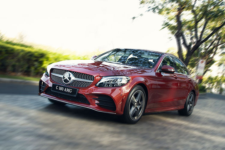 Một sự thay đổi trên C180 AMG so với phiên bản C180 trước đây là hệ thống treo thể thao. Hệ thống treo này được tinh chỉnh cứng hơn, hạn chế rung lắc và dao động khi đánh lái, giúp xe ổn định hơn ở tốc độ cao. Kết hợp với hệ thống lái Direct-Steer trợ lực điện và tỉ số truyền lái biến thiên theo tốc độ, C180 AMG mang đến trải nghiệm lái chân thực, giàu cảm xúc cho người cầm lái.