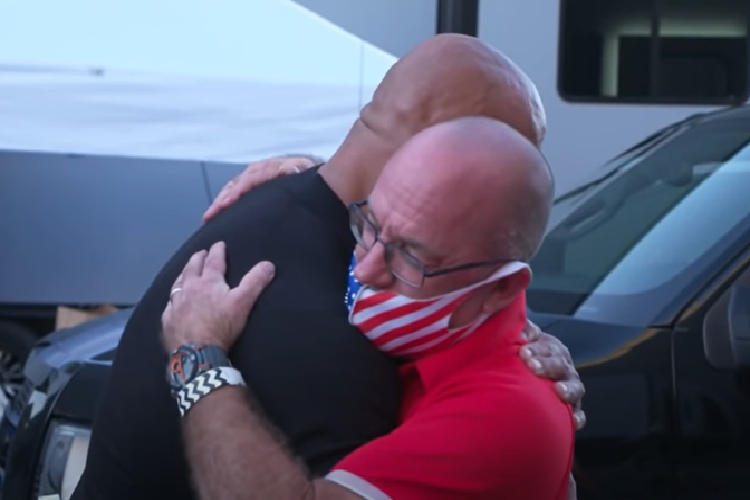 9 năm sau, khi The Rock bắt đầu sự nghiệp đấu vật của mình tại Memphis, Tennessee, trong túi anh chỉ còn đúng 7 đô-la và không có chỗ ở. Bruno Lauer lại một lần nữa mời ngôi sao này đến sống cùng trong chiếc xe kéo cũ kỹ, lại còn đưa cho The Rock 40 đô-la cuối cùng của mình.