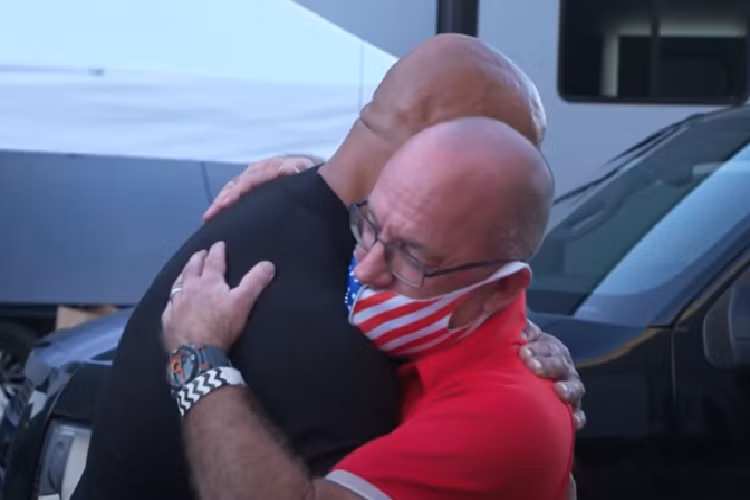 9 năm sau, khi The Rock bắt đầu sự nghiệp đấu vật của mình tại Memphis, Tennessee, trong túi anh chỉ còn đúng 7 đô-la và không có chỗ ở. Bruno Lauer lại một lần nữa mời ngôi sao này đến sống cùng trong chiếc xe kéo cũ kỹ, lại còn đưa cho The Rock 40 đô-la cuối cùng của mình.