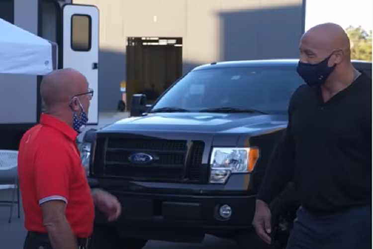 Sau đó anh đã phải chuyển ra ngoài, sống cùng với Bruno Lauer trong một căn phòng nhỏ tại motel Alamo Plaza. The Rock chia sẻ rằng lúc đó anh và Bruno thậm chí không hề quen biết nhau, thế mà Bruno vẫn sẵn sàng giúp đỡ anh, cho anh chỗ ăn chỗ ở, hai người sau đó đã trở thành bạn tri kỷ lâu năm.