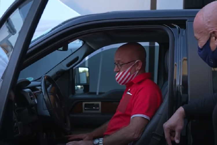 Dwayne Johnson (hay diễn viên The Rock) được mọi người biết đến với vai trò là một diễn viên phim hành động sở hữu mức cát-xê khủng nhất nhì Hollywood. Ít ai biết được rằng trước đây anh đã từng phải vật lộn với cuộc sống khó khăn khi The Rock và mẹ di cư từ Hawaii đến Nashville, Tennessee để sống cùng với cha của anh.