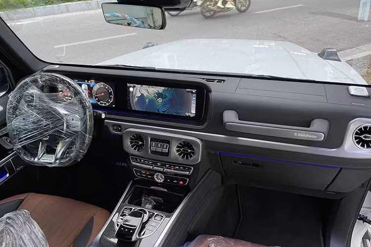 Khoang lái có tông màu đen chủ đạo, riêng các ghế ngồi có màu nâu. Mẫu xe được nhập về có trang bị tuỳ chọn màn hình đôi cho hàng ghế thứ hai. Vô lăng D-cut được bọc da Nappa. Mẫu SUV vẫn có phần tay nắm truyền thống cho bên ghế phụ cho hành khách làm điểm tựa khi đi offroad. Hàng ghế trước chỉnh điện 10 hướng, nhớ 2 vị trí cùng đầy đủ các tiện nghi hiện đại như sưởi, làm mát, massage.