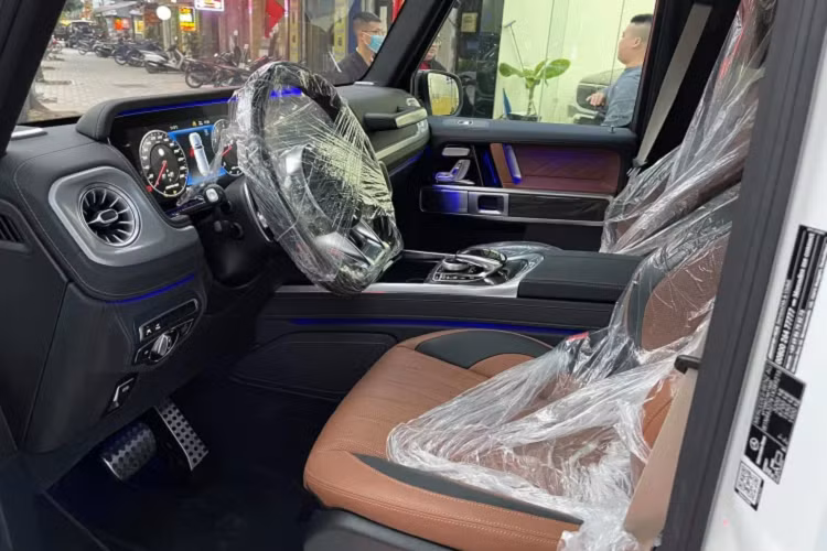 Điều này giúp chiếc xe hình hộp có khả năng tăng tốc tốt hơn. Hệ thống treo trước dạng độc lập, xương đòn kép và phía sau là hệ thống treo đa liên kết. Bình xăng 100 lít. Lốp dự phòng treo sau với phần bọc lốp sơn hai màu đen, trắng. Khoảng sáng gầm 242 mm với khả năng lội nước lên tới 700 mm.