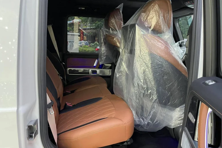 Hệ thống giải trí MBUX tích hợp Android Auto, Apple Car Play và định vị bản đồ. Có 2 cổng sạc USB và đầu đọc thẻ SD. Nhà sản xuất đưa ra gói cung cấp kết nối giữa xe và các thiết bị di động, chủ xe có thể đề nổ từ xa.