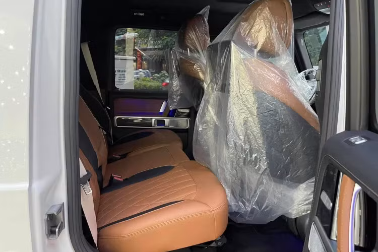 Hệ thống giải trí MBUX tích hợp Android Auto, Apple Car Play và định vị bản đồ. Có 2 cổng sạc USB và đầu đọc thẻ SD. Nhà sản xuất đưa ra gói cung cấp kết nối giữa xe và các thiết bị di động, chủ xe có thể đề nổ từ xa.