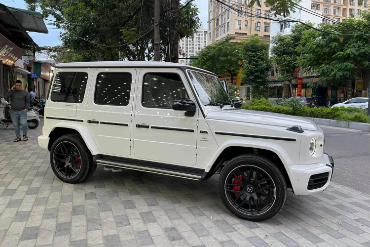 Mercedes-AMG G63 2021 nhập khẩu có chiều dài 4.874 mm với chiều cao 1.965 mm, chiều dài cơ sở 2.890 mm. Khách hàng có tới 5 tuỳ chọn vành khác nhau. Hệ thống treo tự động thích ứng với từng điều kiện mặt đường do AMG phát triển. G63 2021 có tới 8 chế độ lái, gồm 5 chế độ lái đường bằng (Individual, Comfort, Slippery, Sport, Sport+) và 3 chế độ lái off-road (Sand, Rock, Trail).