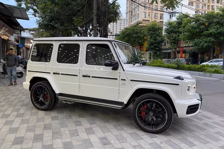 Mercedes-AMG G63 2021 nhập khẩu có chiều dài 4.874 mm với chiều cao 1.965 mm, chiều dài cơ sở 2.890 mm. Khách hàng có tới 5 tuỳ chọn vành khác nhau. Hệ thống treo tự động thích ứng với từng điều kiện mặt đường do AMG phát triển. G63 2021 có tới 8 chế độ lái, gồm 5 chế độ lái đường bằng (Individual, Comfort, Slippery, Sport, Sport+) và 3 chế độ lái off-road (Sand, Rock, Trail).