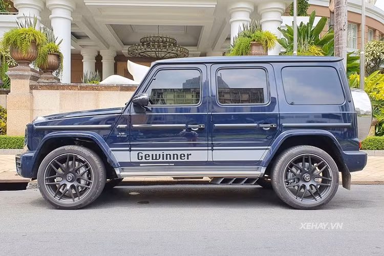 Tất cả ghế đều được bọc da Nappa cao cấp hai màu nâu - đen sang trọng và đều có chức năng massage/làm mát/sưởi/chỉnh điện.