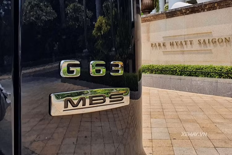 Thực tế, MBS chỉ tập trung nâng cấp không gian nội thất cho Mercedes-AMG G63 Gewinner MBS. Chiếc SUV địa hình cao cấp có cấu hình 4 chỗ (2-2) với hàng ghế sau hạng thương gia có thể ngả sâu như trên xe Maybach, ở giữa có vách ngăn trung tâm đầy đủ tiện nghi.