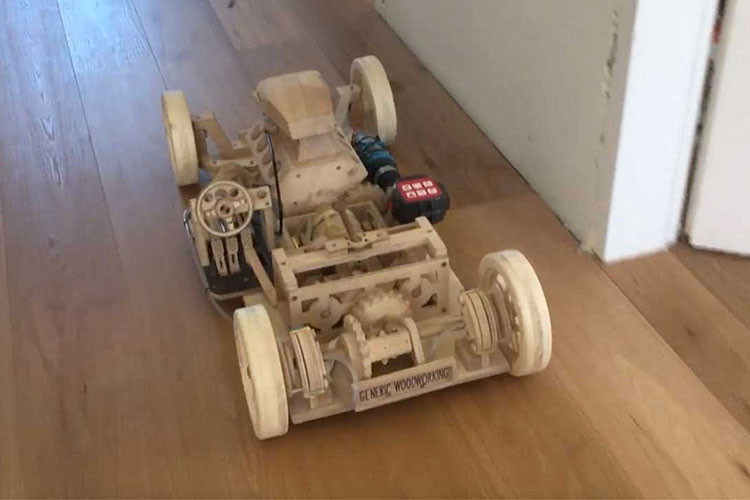 Nếu bạn nhìn kỹ, tất cả các đường dây thủy lực cho bộ ly hợp và phanh đều dẫn đến các bàn đạp. Trong khi đó, bộ hút gió lớn ở phía trên được vận hành bởi chân ga. Snežko nói rằng trong tương lai cậu ấy muốn chế tạo hoàn thiện một chiếc siêu xe bằng gỗ, cho dù cậu ấy thừa nhận rằng có thể rất khó để khiến động cơ hoạt động. Tuy nhiên, hiện tại, phiên bản thu nhỏ ở đây cũng đã là một thành tựu cực ấn tượng rồi.