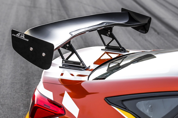 Nắp capo và nắp khoang hành lý được làm bằng sợi carbon đến từ thương hiệu Seibon. Xe sử dụng ống xả thể thao titanium. Hệ thống phanh của chiếc Team Honda Research West Civic Si được Paragon gia công.