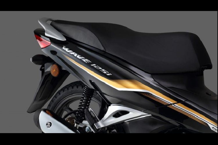 Xe sử dụng bộ vành đúc kích thước 17 inch khá thể thao, đi kèm phanh đĩa ở cả trước và sau. Mặt đồng hồ của xe cũng đã được thiết kế lại đôi chút nhằm làm mới xe. Bên dưới yên xe là cốp dung tích 18 lít, bình xăng dung tích 5,4 lít, xe có trọng lượng ở mức 107 kg.