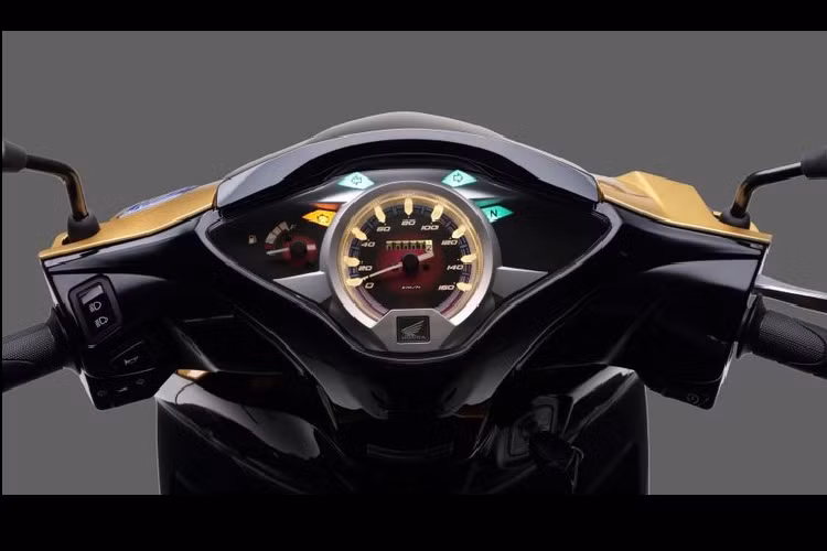 Hệ thống chiếu sáng của xe gồm đèn pha, đèn hậu và đèn xinhan, đáng chú ý trong đó là đèn pha của xe ứng dụng công nghệ LED hiện đại trong khi hai cụm đèn còn lại vẫn dùng đèn halogen. Hệ thống treo của xe gồm cặp phuộc trước dạng ống lồng truyền thống và giảm xóc lò xo đôi phía sau.