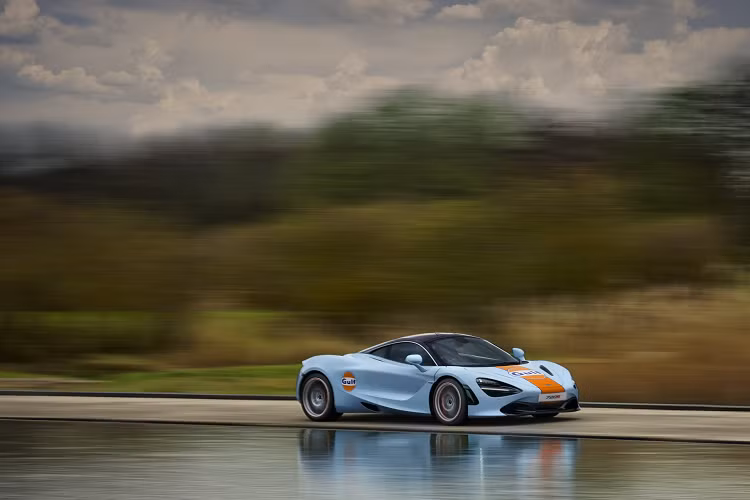 720S với phối màu Gulf kỷ niệm hai thương hiệu hiệu suất cao đã vẽ nên lịch sử lâu đời của ngành công nghiệp xe hơi cũng như bộ môn đua xe thể thao, những thương hiệu mới đây đã bắt tay để trở thành đối tác chiến lược mới, làm hào hứng người mâm mộ và khách hàng trên khắp thế giới.