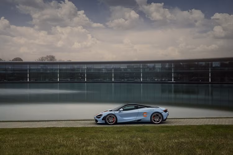 Bên trong, khoang lái của xe được bọc da thuộc màu đen vưới các đường chỉ khâu tương phản màu cam nổi bật. Đai an toàn của được hoàn thiện với vải màu cam. Logo của hãng dầu Gulf cũng được in trên bệ cửa của xe cũng như thêu trên tựa đầu ghế. McLaren 720S được trang bị động cơ V8 tăng áp kép, dung tích 4.0 lít với khả năng sản sinh công suất cực đại 710 mã lực và mô-men xoắn tối đa 770 Nm.