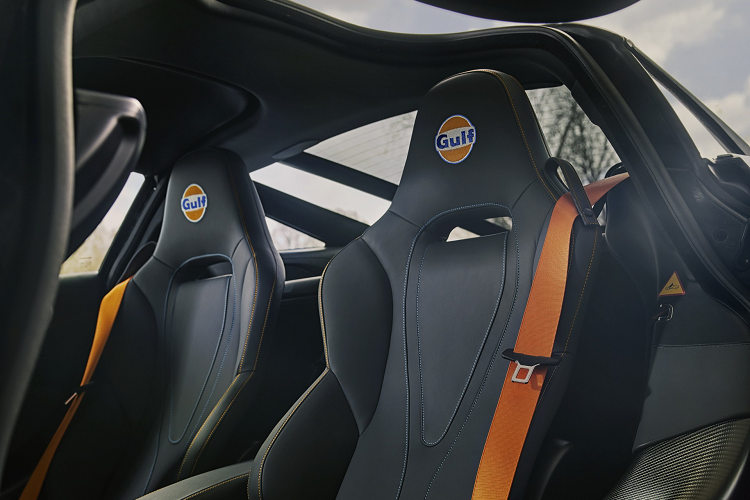 Thông qua MSO – McLaren Special Operations, chiếc 720S coupe này xuất hiện với màu áo mới cực kỳ ấn tượng. Tuy đơn giản với hai phối màu xanh nhạt và cam thường thấy, tuy nhiên, bộ phận đảm trách cá nhân hóa của McLaren cho biết họ tốn đến 20 ngày làm việc dể hoàn thành lớp sơn hoàn toàn thủ công này. Bên cạnh đó, logo Gulf được thêm vào ở ngay phần nắp ca-pô cũng như hai bên hông xe, trước vòm bánh sau.