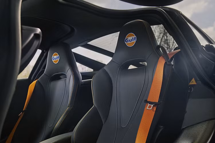 Thông qua MSO – McLaren Special Operations, chiếc 720S coupe này xuất hiện với màu áo mới cực kỳ ấn tượng. Tuy đơn giản với hai phối màu xanh nhạt và cam thường thấy, tuy nhiên, bộ phận đảm trách cá nhân hóa của McLaren cho biết họ tốn đến 20 ngày làm việc dể hoàn thành lớp sơn hoàn toàn thủ công này. Bên cạnh đó, logo Gulf được thêm vào ở ngay phần nắp ca-pô cũng như hai bên hông xe, trước vòm bánh sau.