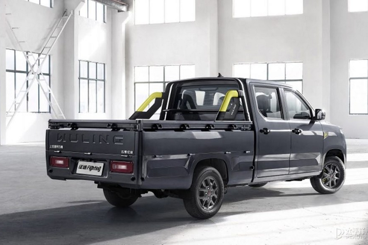 Là một sản phẩm giá rẻ, bán tải Wuling Zhengtu 2021 không cung cấp nhiều tùy chọn ngoại trừ 4 màu sắc ngoại thất trắng, lam, xám, và lục.