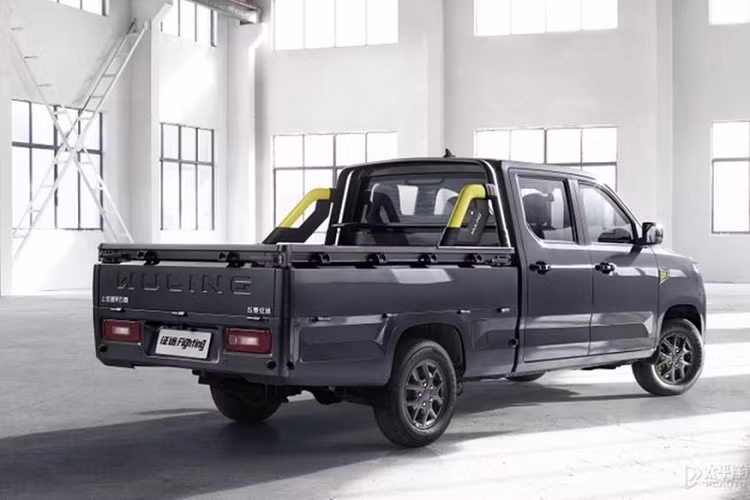 Là một sản phẩm giá rẻ, bán tải Wuling Zhengtu 2021 không cung cấp nhiều tùy chọn ngoại trừ 4 màu sắc ngoại thất trắng, lam, xám, và lục.