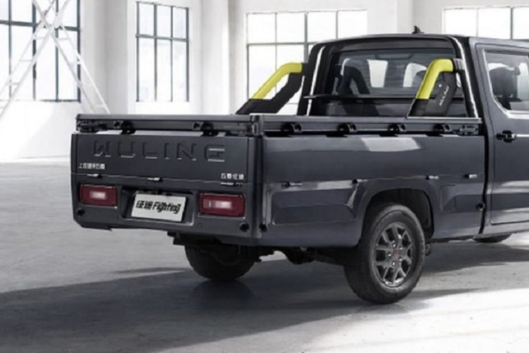 Được cung cáp với cấu hình cabin kép và 5 chỗ ngồi, mẫu bán tải Trung Quốc này có lắp đặt một trục cứng với lò xo cuộn ở phía sau và một hệ thống thông tin giải trí màn hình 8 inch. Chống bó cứng, bộ phân phối lực phanh điện tử, thép cường độ cao để nâng cao độ an toàn là những tính năng đáng đề cập khác, cùng với khả năng tiết kiệm nhiên liệu tuyệt vời.