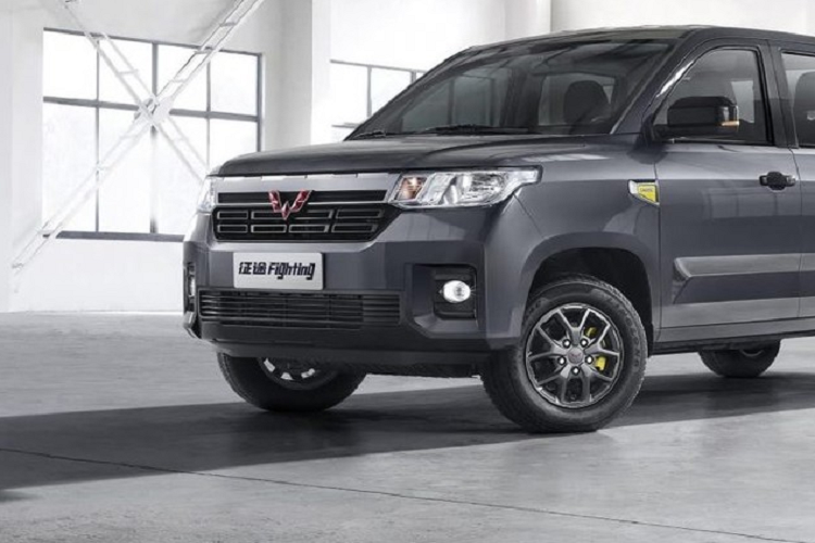 Đóng vai trò một mẫu bán tải giá rẻ có thể phục vụ công tác lao động hàng ngày, phần thùng xe của Zhengtu 2021 có thể hạ xuống cả 3 bên và dài khoảng 2 mét tính từ cửa kính phía sau cho tới cửa hậu. Mặt sàn thùng xe được bọc một lớp nhựa làm tiêu chuẩn, một điểm phải nói là hấp dẫn với một chiếc xe có giá khởi điểm mềm mức này. Nếu muốn một chiếc xe có trang bị tốt hơn, người mua có thể lựa chọn một phiên bản cao cấp hơn với giá khởi điểm từ 62.800 nhân dân tệ (khoảng 222 triệu đồng).