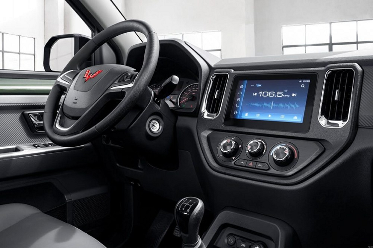 Zhengtu là mẫu xe bán tải mới nhất của Wuling, thương hiệu gần đây tạo nên cơn sốt xe điện đô thị với sản phẩm Hongguang Mini. Thực tế, Zhengtu đã chính thức được hé lộ vào cuối năm ngoái nhưng đến giờ thì mới có giá bán chi tiết, và đây là một mức giá rất mềm. Cụ thể, giá xe Wuling Zhengtu 2021 khởi điểm 58.800 nhân dân tệ (khoảng 208 triệu đồng) với cấu hình cơ bản gồm hệ dẫn động cầu sau, một động cơ xăng 4 xi-lanh dung tích 1.5 lít với 98 mã lực, và một hộp số sàn 5 cấp.