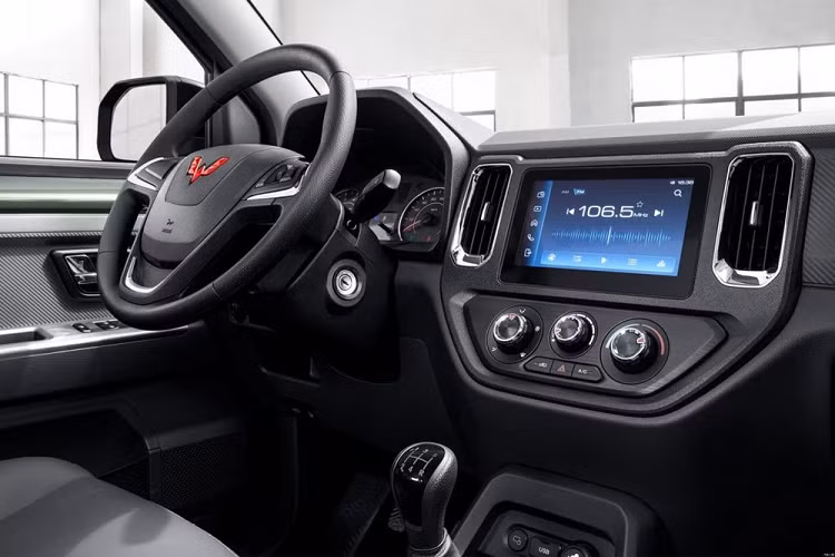 Zhengtu là mẫu xe bán tải mới nhất của Wuling, thương hiệu gần đây tạo nên cơn sốt xe điện đô thị với sản phẩm Hongguang Mini. Thực tế, Zhengtu đã chính thức được hé lộ vào cuối năm ngoái nhưng đến giờ thì mới có giá bán chi tiết, và đây là một mức giá rất mềm. Cụ thể, giá xe Wuling Zhengtu 2021 khởi điểm 58.800 nhân dân tệ (khoảng 208 triệu đồng) với cấu hình cơ bản gồm hệ dẫn động cầu sau, một động cơ xăng 4 xi-lanh dung tích 1.5 lít với 98 mã lực, và một hộp số sàn 5 cấp.