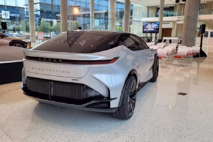 Theo công bố trước đó, sức mạnh của mẫu SUV hạng sang này đến từ 2 mô-tơ điện, mang đến tổng công suất 536 mã lực và mômen xoắn cực đại 700 Nm. Trang bị này giúp xe có khả năng tăng tốc từ 0 - 100 km/h trong 3 giây và đạt vận tốc tối đa 200 km/h.