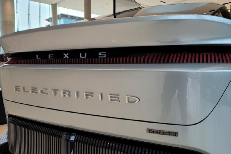 Bên trong khoang lái, Lexus LF-Z Electrified Concept được thiết kế dựa trên ý tưởng "Tazuna", mang ý nghĩa "dây cương". Nói cách khách LF-Z Electrified là hình ảnh đại diện cho mối quan hệ giữa con người và nài ngựa. Các điểm nhấn đáng chú ý bên trong khoang lái của xe gồm vô lăng vát ở trên, phím chức năng tích hợp và màn hình hắt kính lái hiển thị đa thông tin.