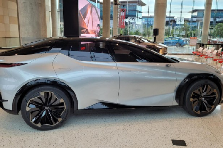 Phụ trách cung cấp năng lượng để vận hành mô-tơ điện là cụm pin Lithium-ion làm mát bằng dung dịch, có khả năng cho xe hoạt động 600 km sau mỗi lần sạc.