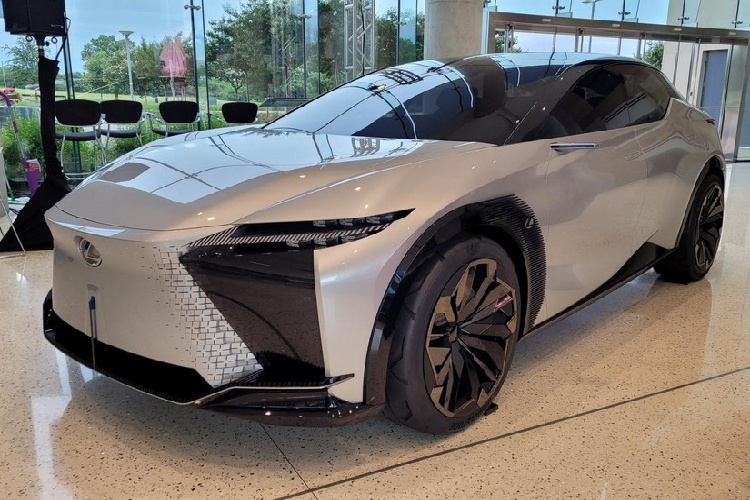 Vào cuối tháng 3 vừa qua, thương hiệu xe sang Nhật Bản đã chính thức vén màn một mẫu xe ý tưởng hoàn toàn mới mang tên Lexus LF-Z Electrified Concept mới với kiểu dáng thiết kế SUV lai Coupe. Đến hôm nay, Lexus vừa chính thức xác nhận rằng hãng sẽ thương mại hóa mẫu xe ý tưởng này và sẽ tung ra thị trường trong 14 tháng tới, đồng nghĩa rằng xe sẽ có mặt trên thị trường muộn nhất vào quý IV năm 2022.