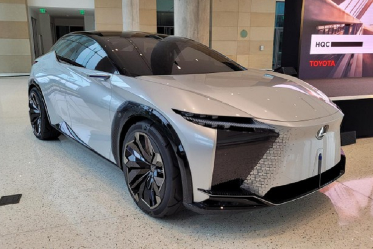 Hai mô-tơ điện nói trên sẽ truyền động đến 4 bánh xe thông qua hệ truyền động Direct4 với công nghệ kiểm soát truyền động tự do, cho phép người dùng có thể lựa chọn truyền động cầu trước, cầu sau, hoặc 4 bánh.