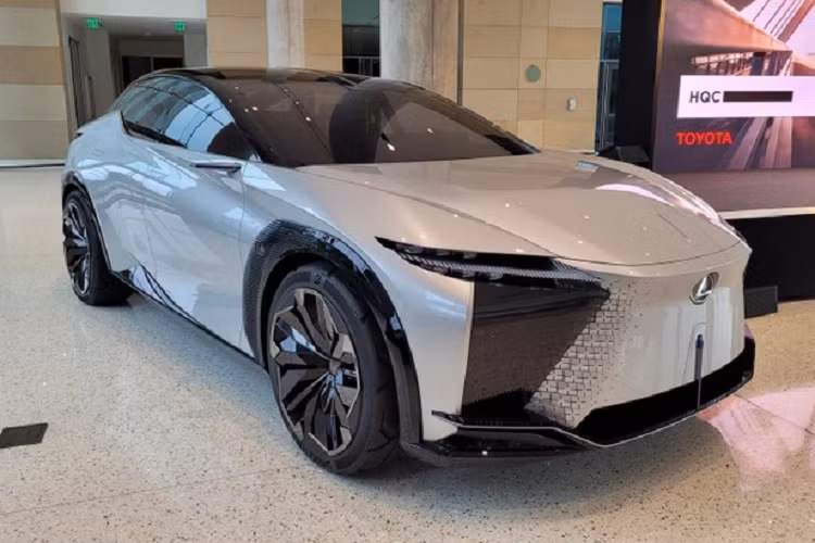 Hai mô-tơ điện nói trên sẽ truyền động đến 4 bánh xe thông qua hệ truyền động Direct4 với công nghệ kiểm soát truyền động tự do, cho phép người dùng có thể lựa chọn truyền động cầu trước, cầu sau, hoặc 4 bánh.