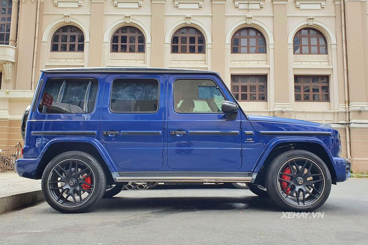 Bên trong khoang nội thất của G63 AMG là sự kết hợp giữa thiết kế cổ điển cứng cáp pha trộn với công nghệ của tương lai. Với 2 màn hình lớn được thiết kế kéo dài giống với E-Class và S-Class.