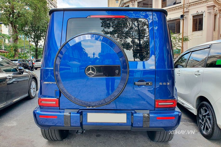 Cửa gió điều hoà được mô phỏng với thiết kế của tua-bin máy bay chiến đấu. Vô lăng 4 chấu kim loại mạ crome, bọc da cao cấp. Màn hình hiển thị thông tin dạng số hoá cho chất luợng hiển thị tối ưu. Logo AMG gắn ở dưới vô lăng.