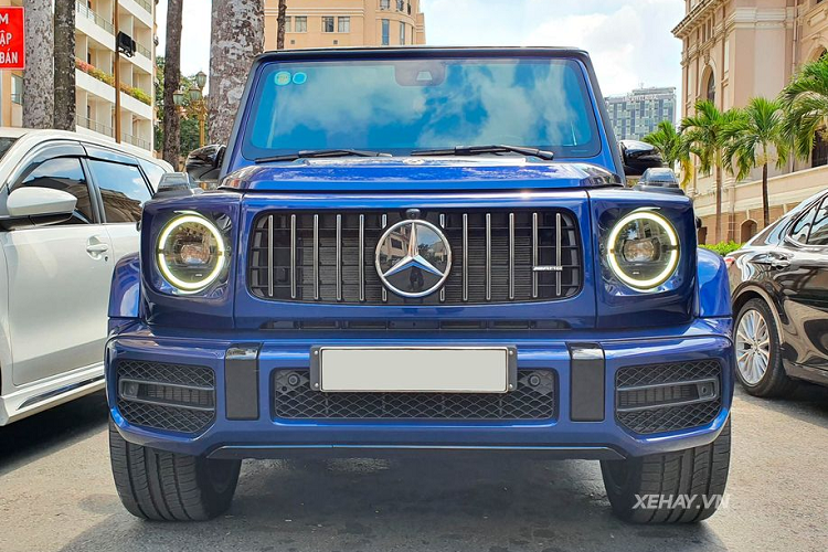 Trước đây, người ta hay nhắc tới Mercedes-AMG G63 tại Việt Nam với biệt danh "Ông vua địa hình" nhờ khả năng off-road xếp vào hàng kinh điển. Tuy nhiên, với G63 của thời hiện đại, mẫu xe này đã cân bằng được cả yếu tố vận hành lẫn vẻ đẹp thẩm mỹ và sự đẳng cấp của một mẫu xe sang đắt tiền. Nhờ lẽ đó, sẽ không quá khó để bạn có thể bắt gặp một chiếc Mercedes-AMG G63 lăn bánh trên đường phố đô thị.
