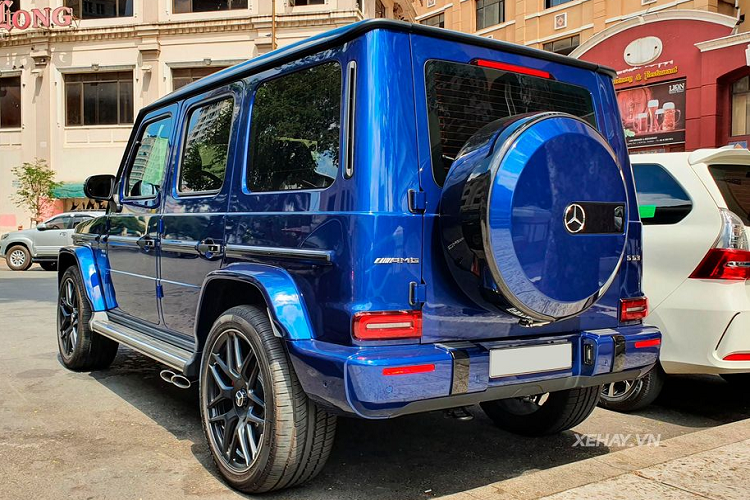 Đối với chiếc Mercedes-AMG G63 tại TP HCM này chiếc xe này thuộc phiên bản thông thường thay vì bản Edition-1 như đại đa số những chiếc G63 khác đang có mặt tại Việt Nam. Tuy nhiên, chiếc xe vẫn vô cùng nổi bật và cuốn hút nhờ trang bị màu sơn ngoại thất mang tên Brilliant Blue lạ mắt, tương tự màu của chiếc G63 Brabus đang định cư ở Hải Phòng.