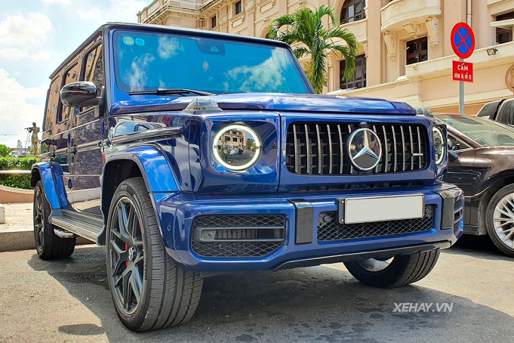 Về trang bị động cơ, bản tiêu chuẩn vẫn sử dụng khối động cơ V8 4.0L tăng áp kép, cho công suất 577 mã lực và mô-men xoắn 850Nm, kết hợp với hộp số tự động 9 cấp y hệt như bản Edition-1. Từ đó, G63 AMG có thể tăng tốc từ 0-100 km/h trong 4,5 giây trước khi đạt tốc độ tối đa 220 km/h. Mức giá xe Mercedes-AMG G63 mới chính hãng tại Việt Nam hiện được công bố khoảng hoan 10 tỷ đồng.