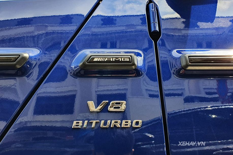 Về thiết kế tổng thể, mẫu Mercedes-AMG G63 phiên bản thông thường không có sự khác biệt nào quá rõ rệt so với phiên bản Edition-1. Xe vẫn nổi bật với ngoại hình to lớn và rất hầm hố, kết hợp cùng những đường gấp khoẻ khoắn đặc trưng của dòng G-Class. Các chi tiết để phân biệt G63 với các mẫu G63 thế hệ trước là phần đèn pha được tái thiết kế, sử dụng công nghệ LED cùng thanh cản va trước được tinh chỉnh, hốc gió thể thao hơn và lưới tản nhiệt sửa đổi.