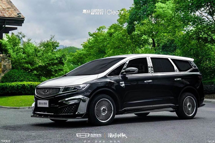 Vào năm 2019, hãng Geely của Trung Quốc đã chính thức vén màn mẫu MPV đầu tiên mang tên Jiaji. Đây là mẫu MPV có kích thước ngang ngửa Toyota Innova nhưng giá chỉ bằng một nửa. Sau hơn 2 năm có mặt trên thị trường, Geely Jiaji giá rẻ đã được bổ sung phiên bản đặc biệt mới mang tên First Class. Đúng như tên gọi, phiên bản này có thiết kế sang trọng hơn và trang bị cao cấp hơn so với Geely Jiaji thông thường.