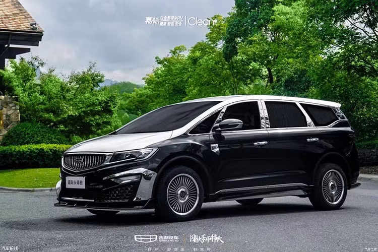 Vào năm 2019, hãng Geely của Trung Quốc đã chính thức vén màn mẫu MPV đầu tiên mang tên Jiaji. Đây là mẫu MPV có kích thước ngang ngửa Toyota Innova nhưng giá chỉ bằng một nửa. Sau hơn 2 năm có mặt trên thị trường, Geely Jiaji giá rẻ đã được bổ sung phiên bản đặc biệt mới mang tên First Class. Đúng như tên gọi, phiên bản này có thiết kế sang trọng hơn và trang bị cao cấp hơn so với Geely Jiaji thông thường.