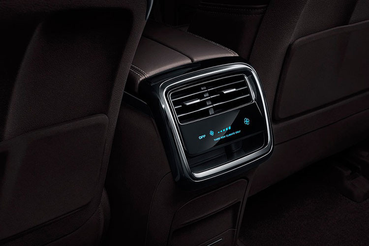 "Trái tim" của Geely Jiaji First Class vẫn là động cơ xăng 4 xi-lanh, tăng áp, dung tích 1.8L, sản sinh công suất tối đa 184 mã lực và mô-men xoắn cực đại 300 Nm. Động cơ kết hợp với hộp số tự động ly hợp kép 7 cấp. Trong khi đó, hệ truyền động plug-in hybrid, bao gồm máy xăng 4 xi-lanh, tăng áp, dung tích 1.5L và mô-tơ điện, không được dùng cho Geely Jiaji First Class.