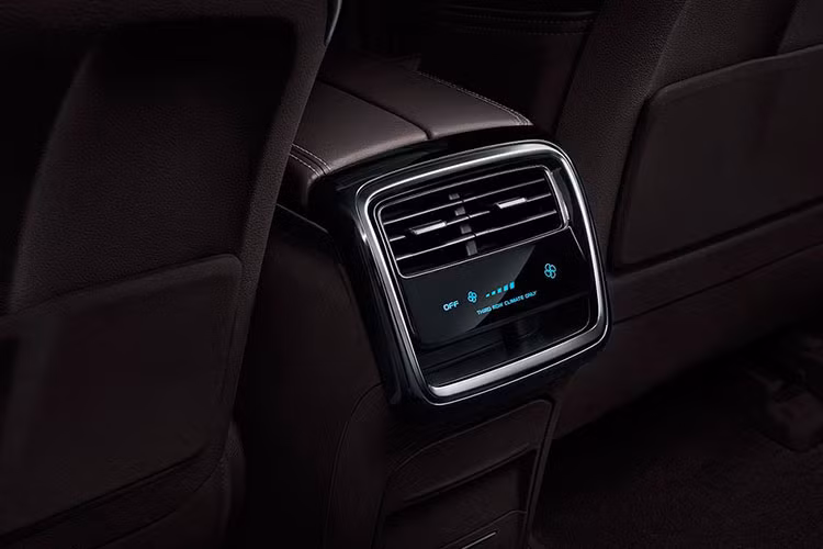 "Trái tim" của Geely Jiaji First Class vẫn là động cơ xăng 4 xi-lanh, tăng áp, dung tích 1.8L, sản sinh công suất tối đa 184 mã lực và mô-men xoắn cực đại 300 Nm. Động cơ kết hợp với hộp số tự động ly hợp kép 7 cấp. Trong khi đó, hệ truyền động plug-in hybrid, bao gồm máy xăng 4 xi-lanh, tăng áp, dung tích 1.5L và mô-tơ điện, không được dùng cho Geely Jiaji First Class.